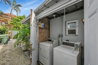 1021 NE 2nd St, Unit 3 in Fort Lauderdale, FL - Foto de edificio - Building Photo