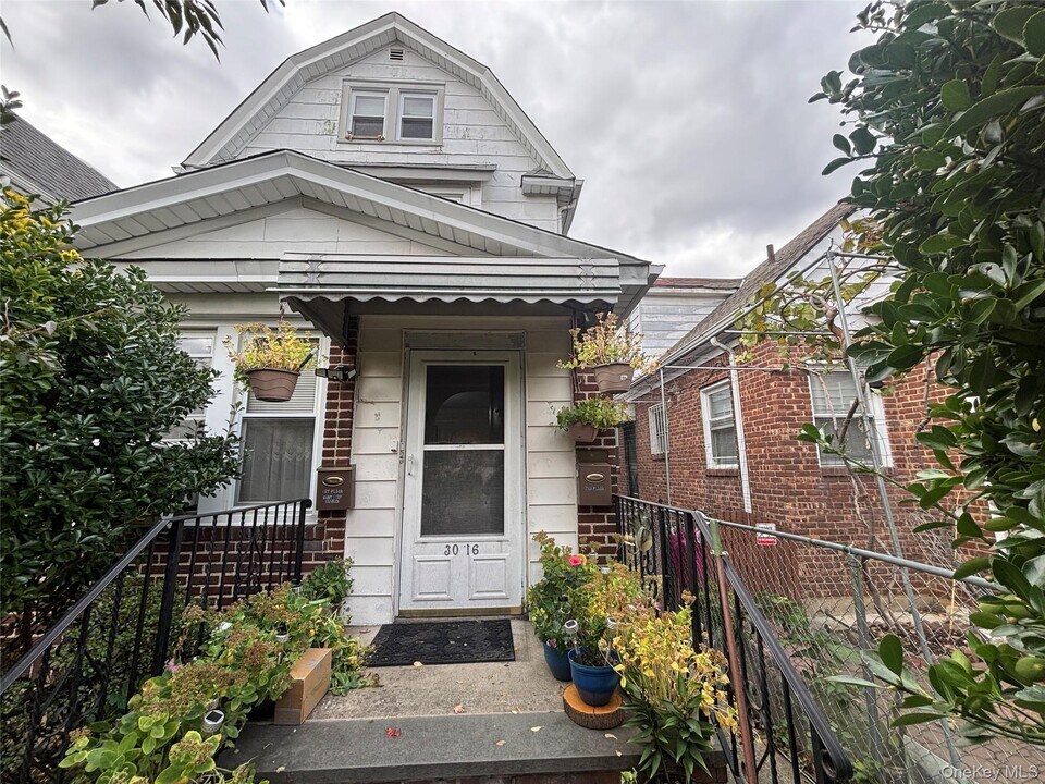 30-16 154th St in Queens, NY - Building Photo