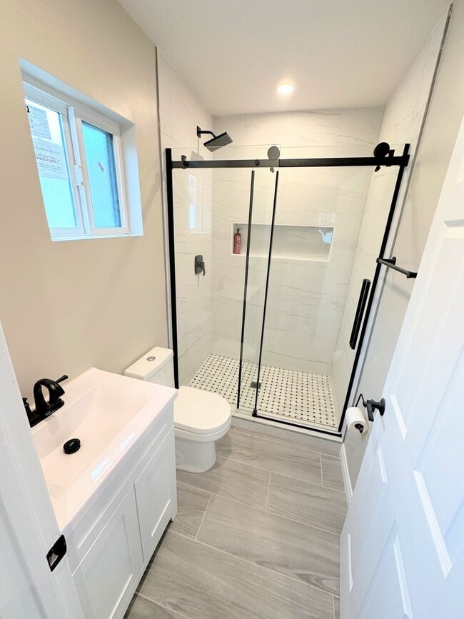 20235 Hartland St in Los Angeles, CA - Building Photo - Building Photo