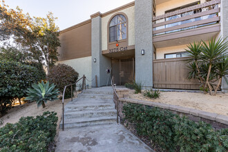 Golden Glen Apartments in San Diego, CA - Foto de edificio - Building Photo