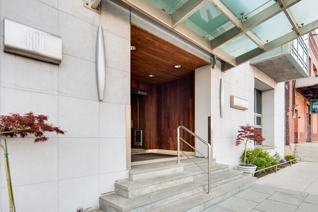 689 Marin Blvd in Jersey City, NJ - Foto de edificio - Building Photo