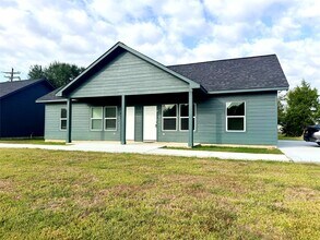 504 Ross Sterling Ave in Anahuac, TX - Building Photo - Building Photo