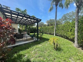 200 NE 110th St, Unit 200 in Miami, FL - Foto de edificio - Building Photo