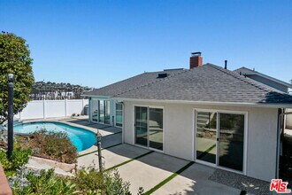 18133 Wakecrest Dr in Malibu, CA - Building Photo - Building Photo