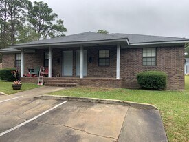 404 Pinecrest Dr in Vidalia, GA - Building Photo