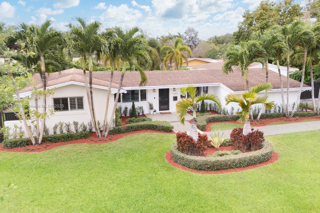 7340 SW 131st St in Pinecrest, FL - Foto de edificio