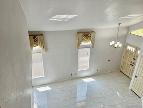 1370 Montego Ct in Vista, CA - Foto de edificio - Building Photo
