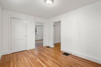 153 Oak St, Unit #153 in Newton, MA - Foto de edificio - Building Photo