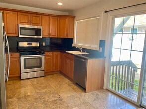 66 Sagamore Hill Dr in Port Washington, NY - Building Photo - Building Photo