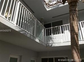 61 Edgewater Dr-Unit -Unit6 in Coral Gables, FL - Foto de edificio - Building Photo