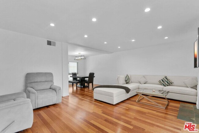 5255 Coldwater Canyon Ave in Los Angeles, CA - Building Photo - Building Photo