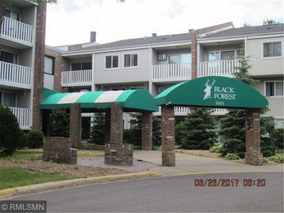 1601 N Innsbruck Dr-Unit -307 in Fridley, MN - Building Photo