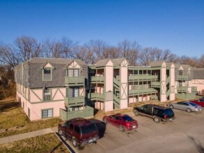 Kensington Park Apartments in Topeka, KS - Foto de edificio - Building Photo