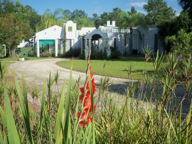 19364 Powell Rd, Unit 1 -VILLA ROMAN in Brooksville, FL - Foto de edificio - Building Photo