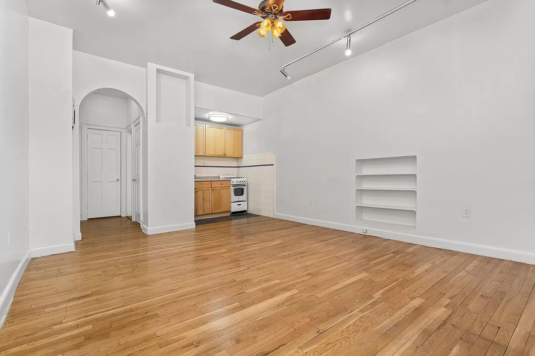 210 E 31st St-Unit -1F in New York, NY - Building Photo