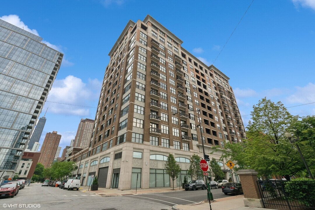 849 N Franklin St in Chicago, IL - Building Photo