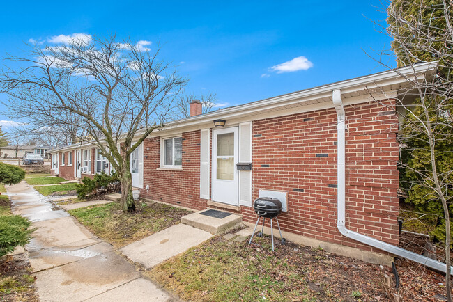 300 Short St-Unit -1 in Lemont, IL - Foto de edificio - Building Photo