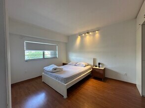 1960 Marseille Dr, Unit 302 in Miami Beach, FL - Building Photo - Building Photo