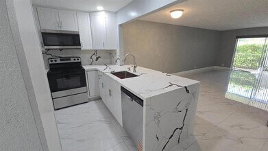 3000 Riverside Dr in Coral Springs, FL - Building Photo - Building Photo