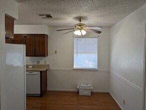 1019 Burkett St, Unit C in Taylor, TX - Foto de edificio - Building Photo