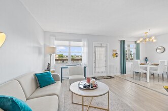 4064 Cornwall D in Boca Raton, FL - Building Photo - Building Photo