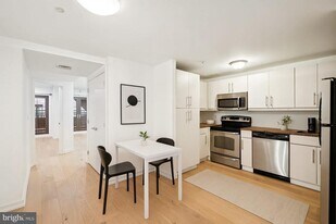 219 S 18th St in Philadelphia, PA - Building Photo