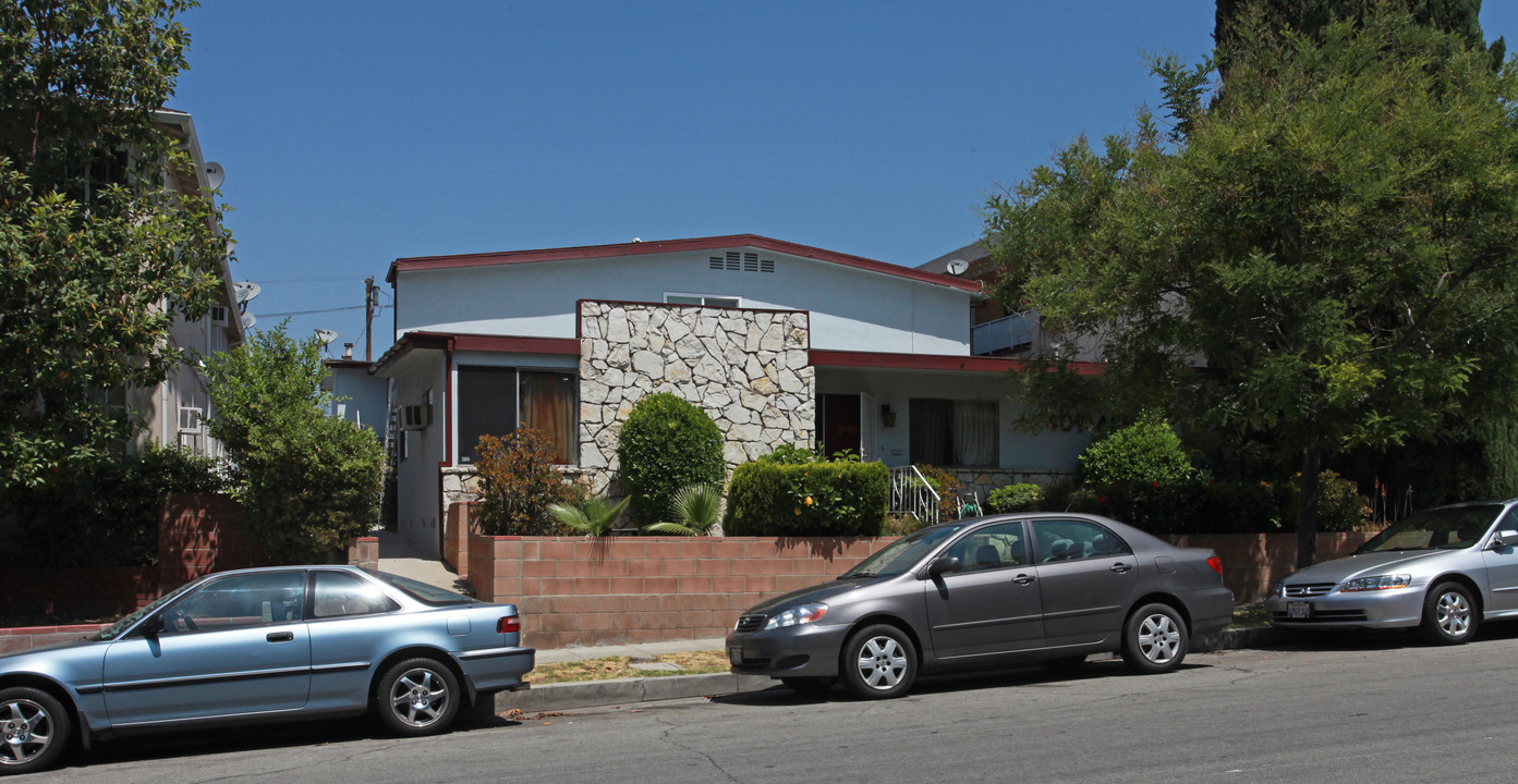 409-411 E Cedar Ave in Burbank, CA - Building Photo