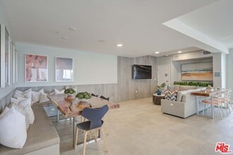 160 S Ventura Ave in Ventura, CA - Building Photo - Building Photo