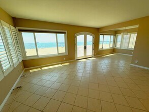 1319 E Seal Way, Unit B in Seal Beach, CA - Building Photo - Building Photo