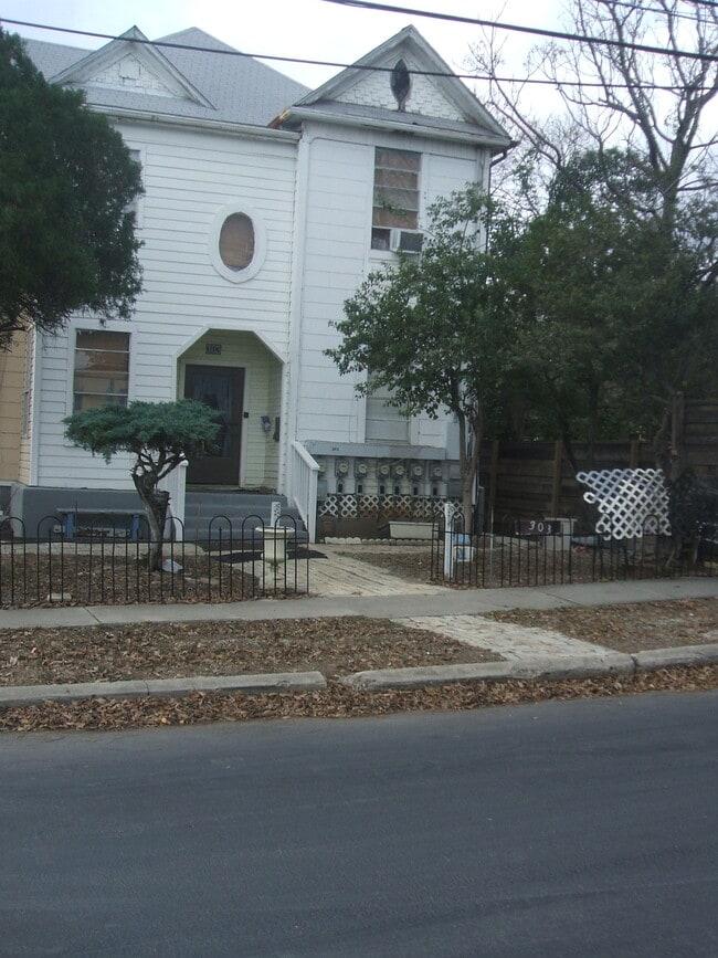 303 Howard St., Unit Apt 201 in San Antonio, TX - Building Photo - Building Photo