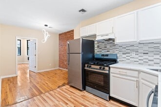 378 BALDWIN Ave in Jersey City, NJ - Building Photo - Building Photo