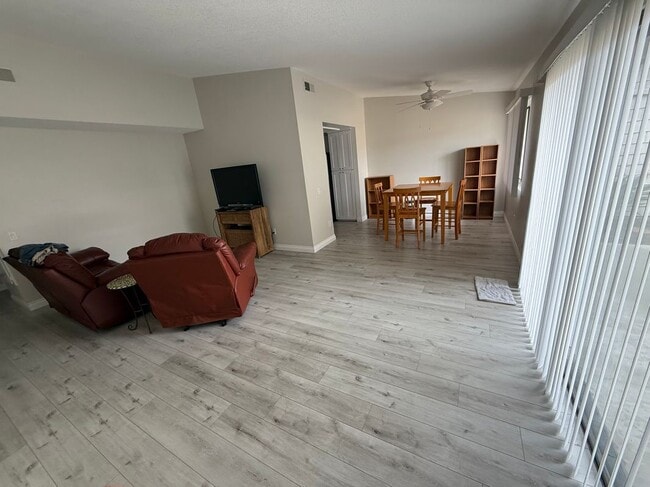 8877 Tulare Dr in Huntington Beach, CA - Building Photo - Building Photo