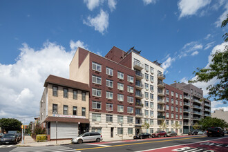 The Montenegro of Astoria in Astoria, NY - Foto de edificio - Building Photo