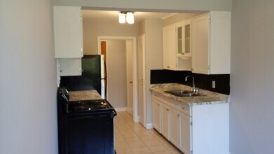 2196 Lakeshore Rd in Burlington, ON - Building Photo - Building Photo