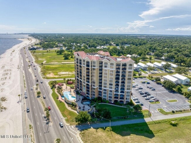 1200 Beach Dr, Unit 302 in Gulfport, MS - Building Photo - Building Photo