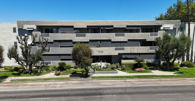 Encino Voltaire in Los Angeles, CA - Foto de edificio - Building Photo