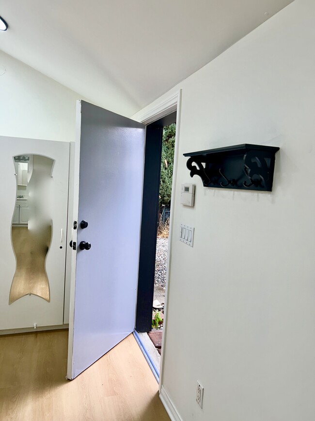 17630 Cantara St in Northridge, CA - Foto de edificio - Building Photo