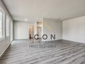 517 N Robin Way in Mustang, OK - Building Photo - Building Photo
