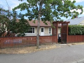 16 Pine St in Nanaimo, BC - Building Photo