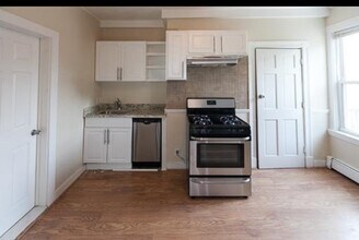 195 Maverick St, Unit 1 in Boston, MA - Building Photo - Building Photo