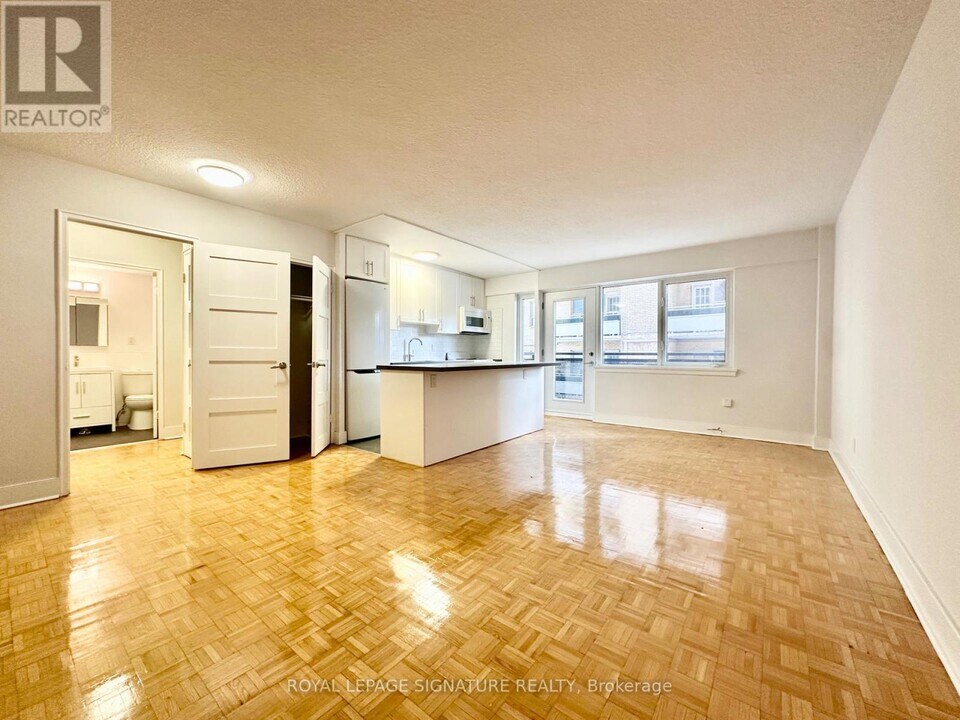 95 Lawton Blvd in Toronto, ON - Building Photo