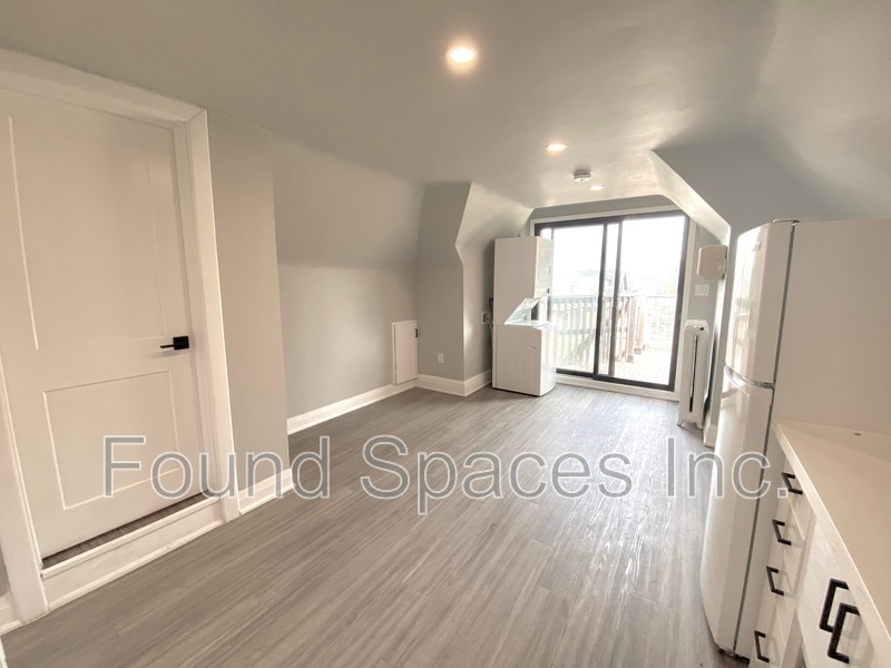 953 Montclair Ave in Hamilton, ON - Building Photo