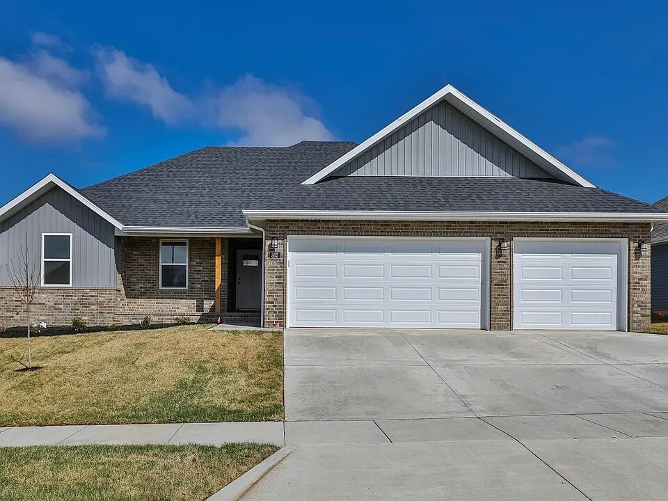 800 E Crew Dr in Nixa, MO - Building Photo