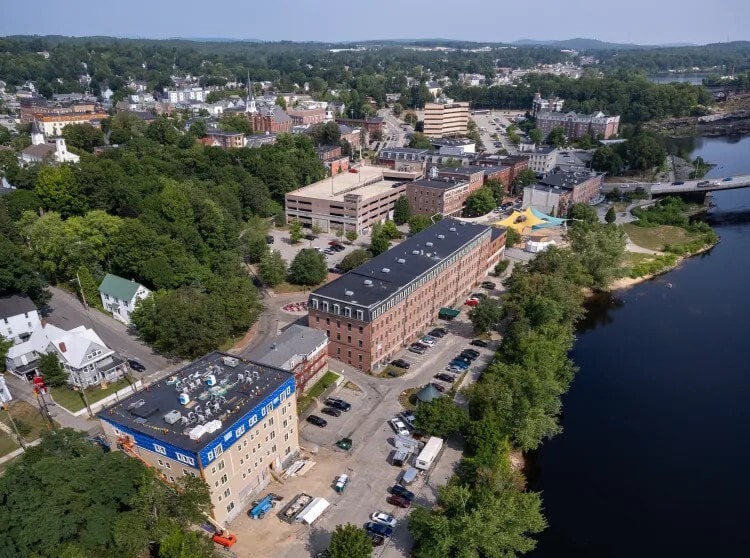 Fallview on Main in Auburn, ME - Building Photo