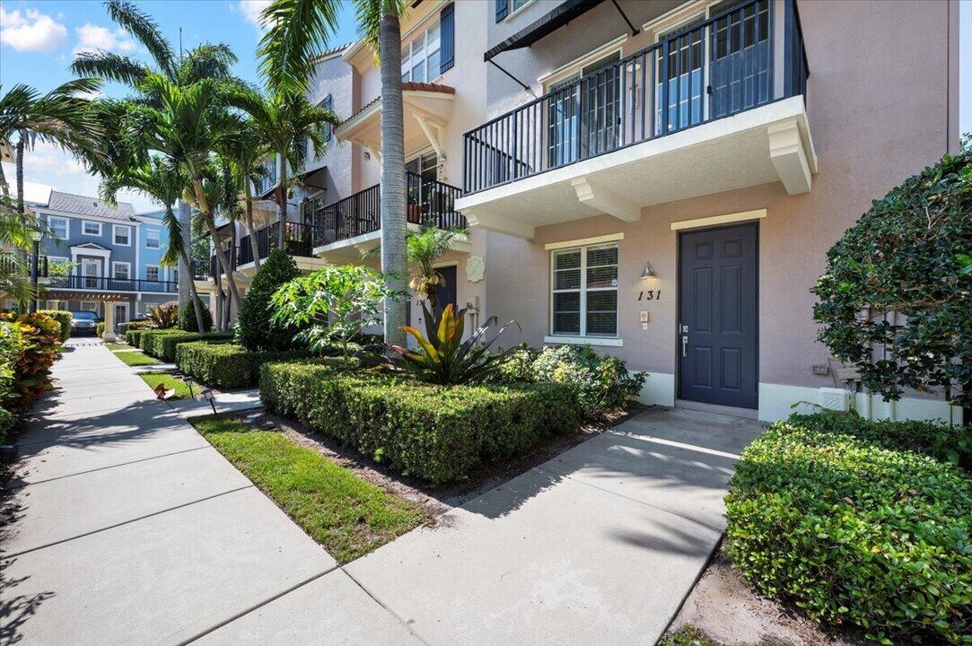 131 Greenwich Cir in Jupiter, FL - Building Photo
