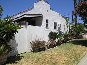 141 N Chevy Chase Dr in Glendale, CA - Building Photo - Building Photo