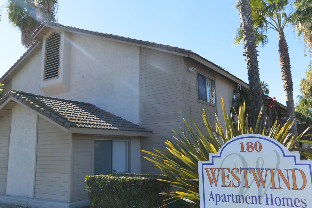 Westwind Apartments in Vista, CA - Foto de edificio