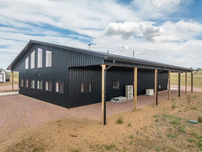 13239 Commodore Rd in Hot Springs, SD - Foto de edificio - Building Photo