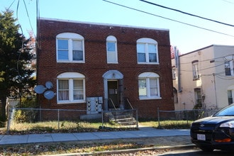 2824 Buena Vista Terrace SE in Washington, DC - Foto de edificio - Building Photo