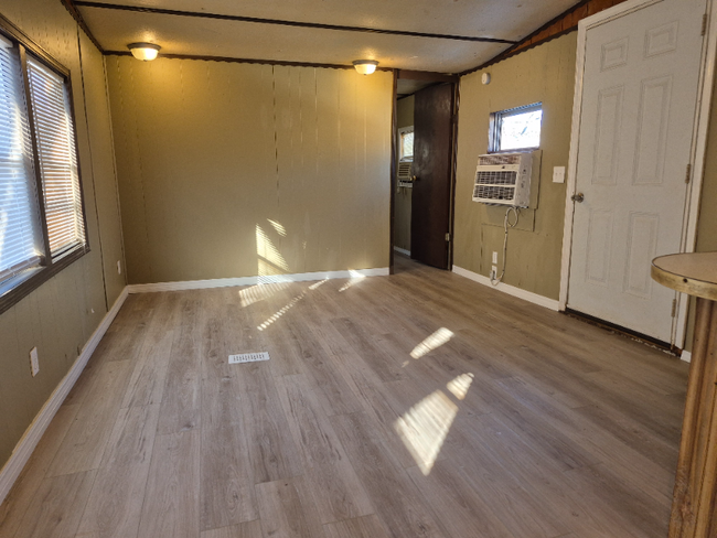 property at 2001 W Laurel St